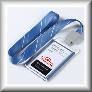 COLORE: Badge blu cordino a strisce blu