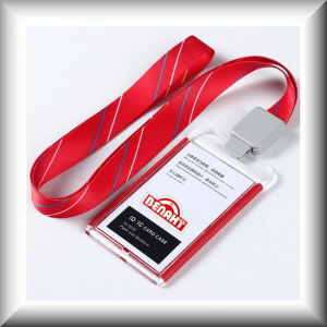 COLORE: Badge rosso cordino a strisce rosso