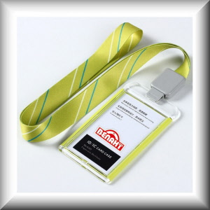 COLORE: Badge giallo cordino a strisce giallo