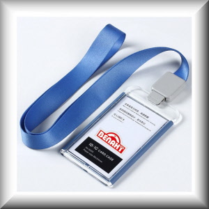 COLORE: Badge bianco cordino tinta unita Blu